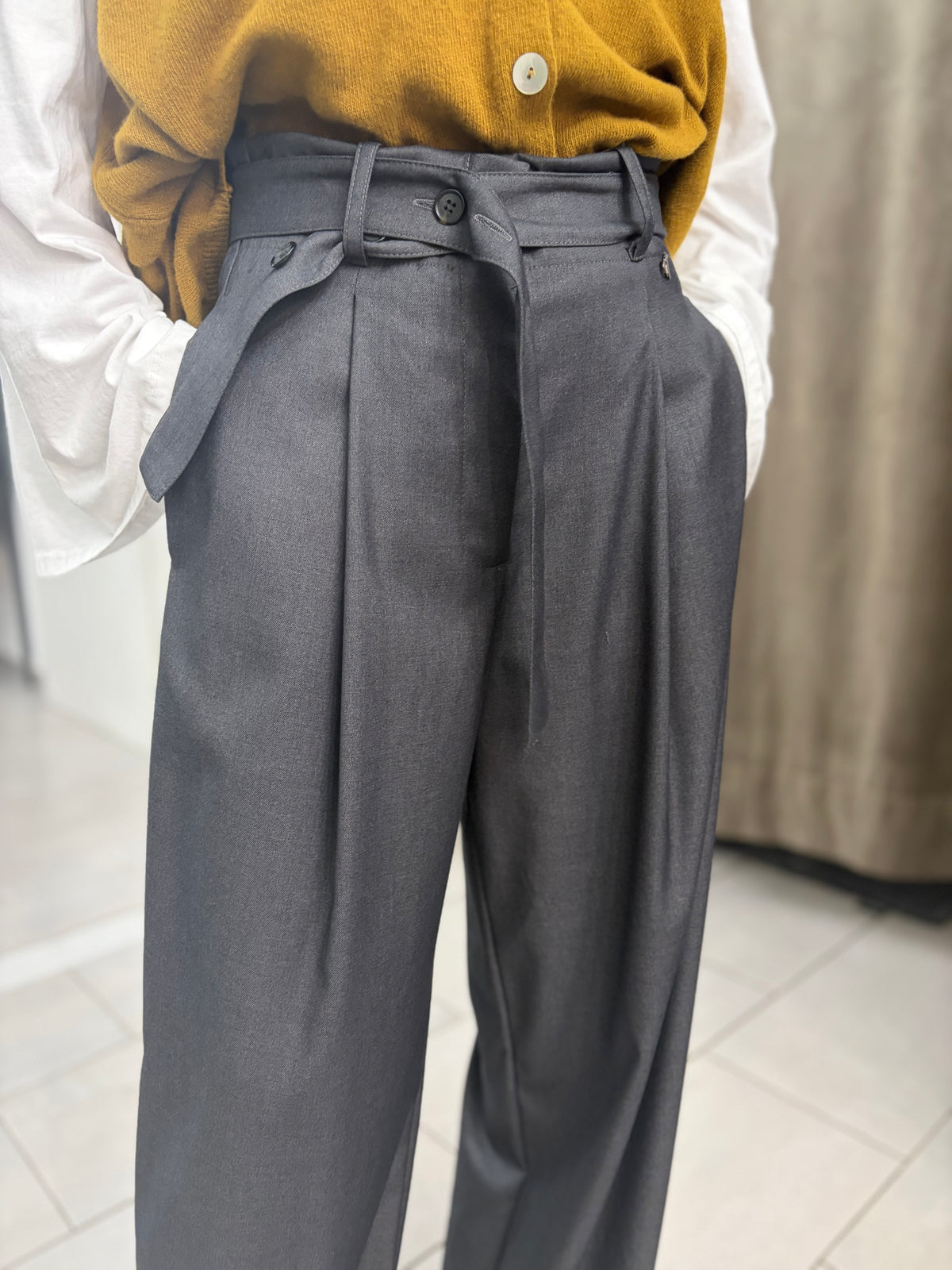 Pantalone grigio gamba larga, vita sovrapposta e cintura coordinata Dixie