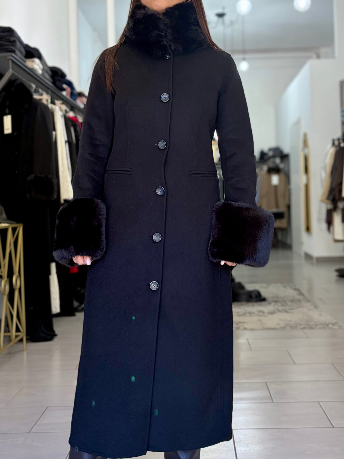 Cappotto lungo nero monopetto Silence con collo e polsini staccabili