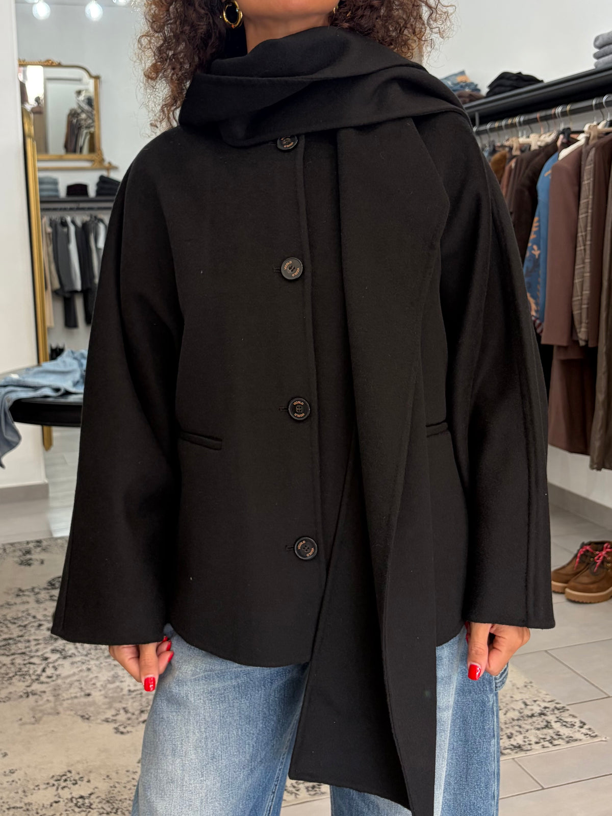 Cappotto nero con cappuccio e sciarpa integrata