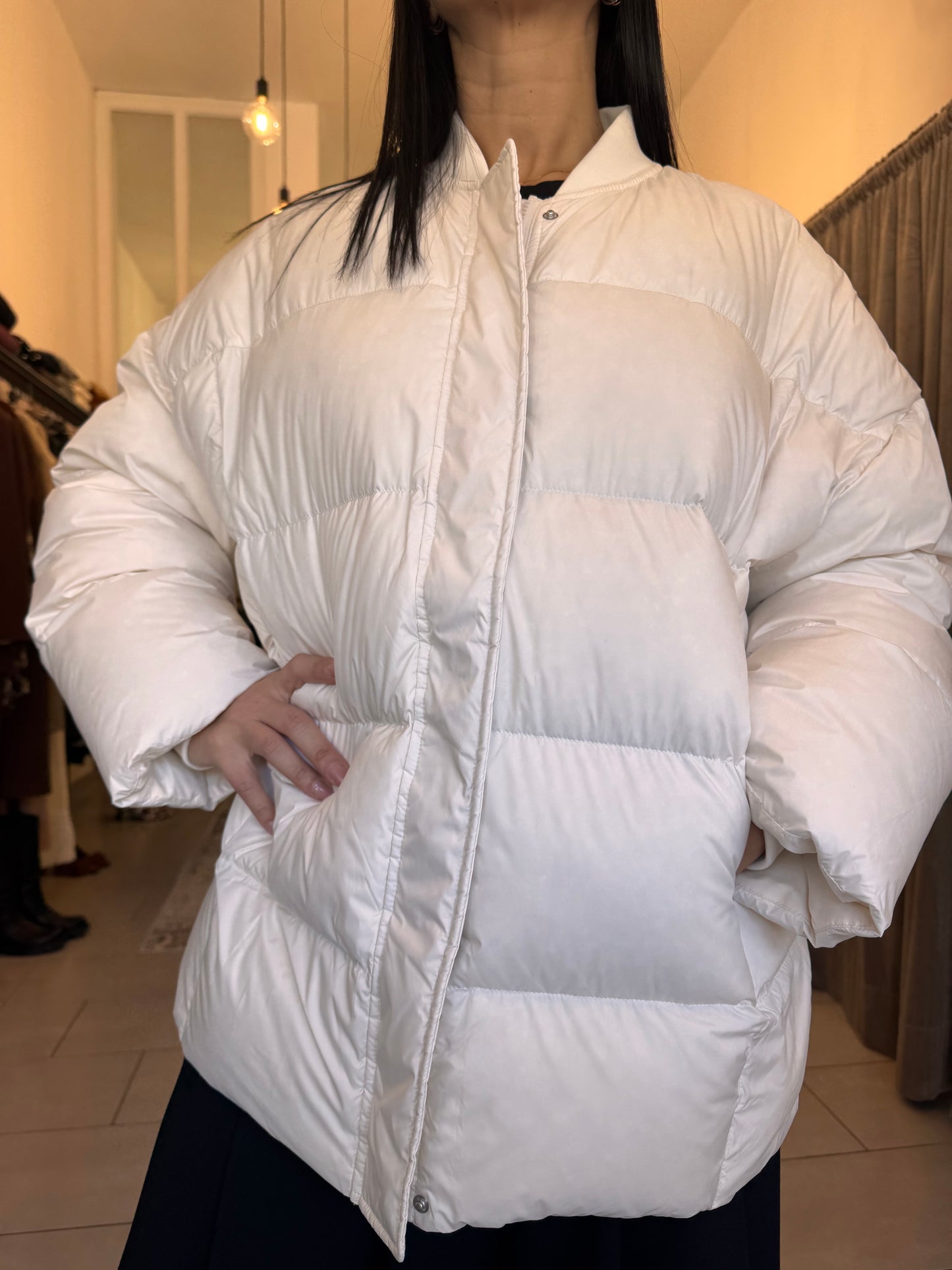 Piumino bianco over vicolo