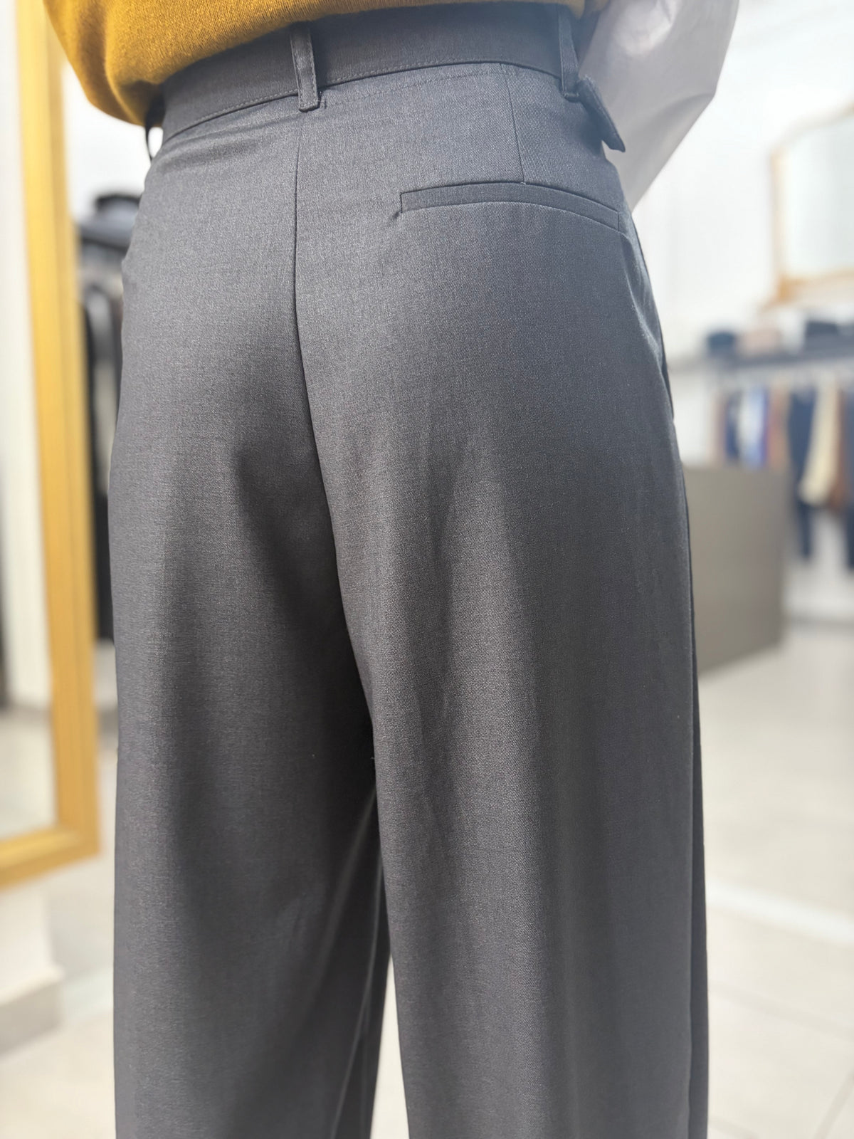 Pantalone grigio gamba larga, vita sovrapposta e cintura coordinata Dixie