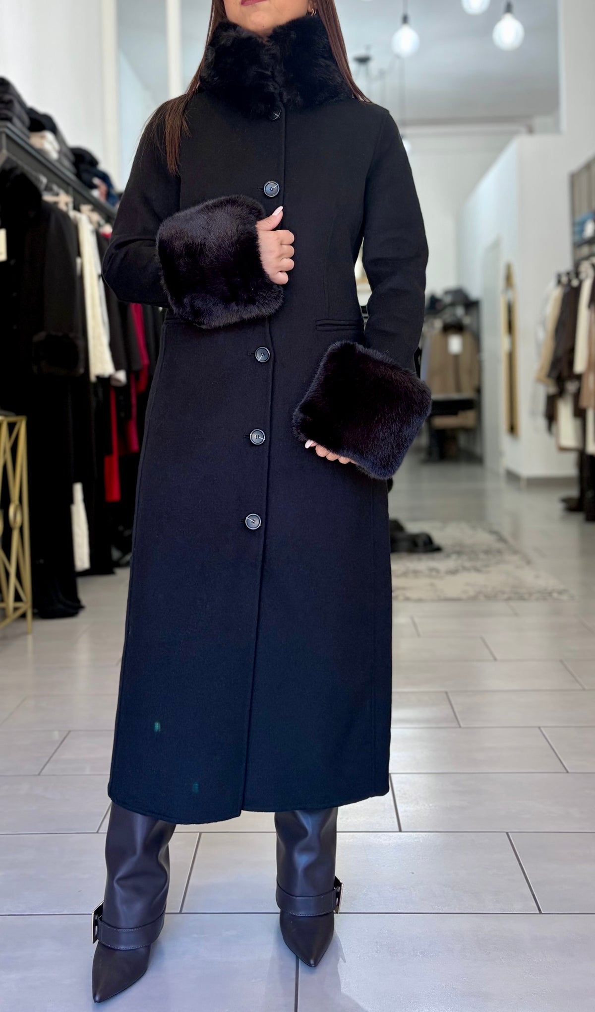 Cappotto lungo nero monopetto Silence con collo e polsini staccabili