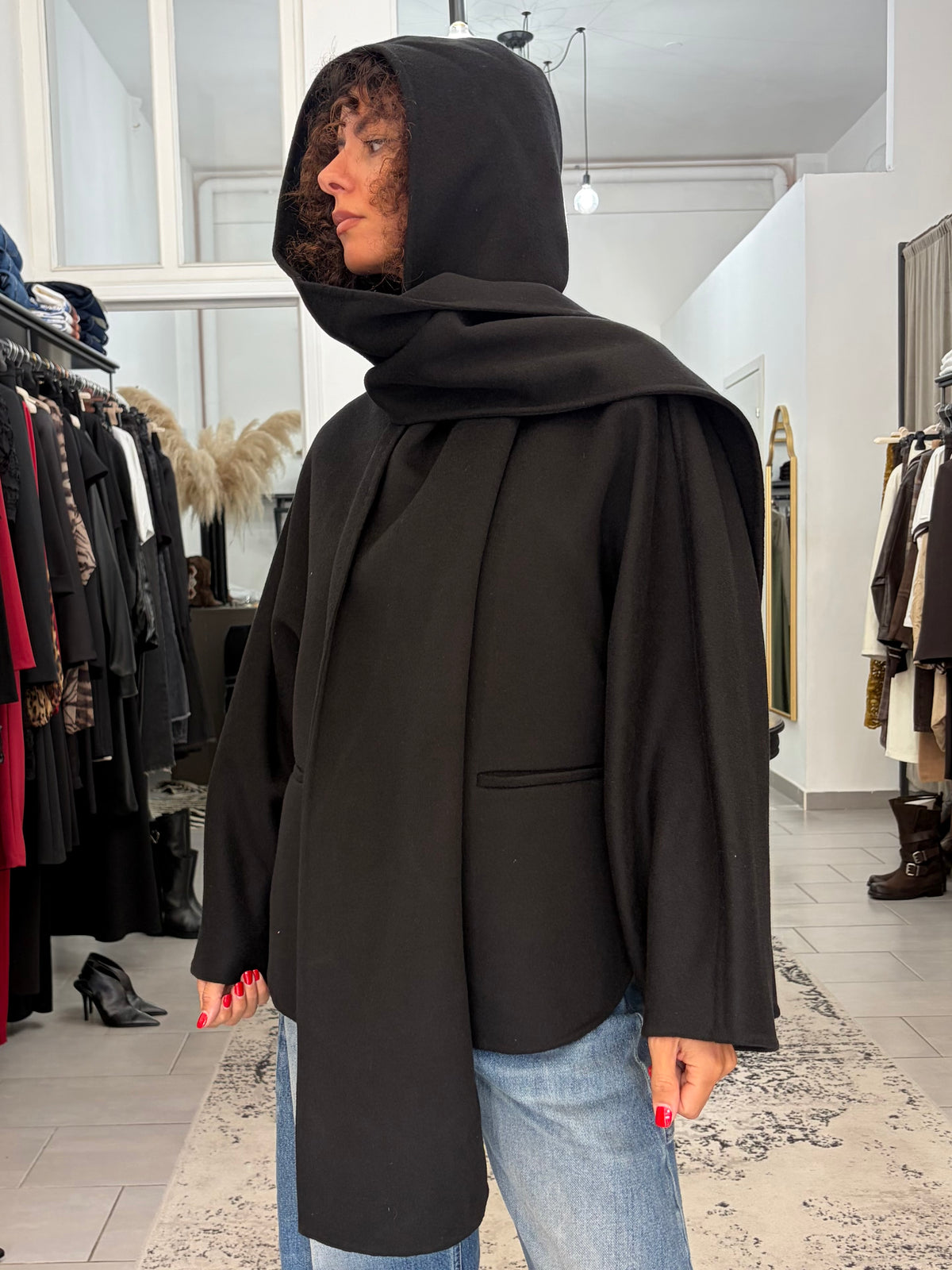 Cappotto nero con cappuccio e sciarpa integrata