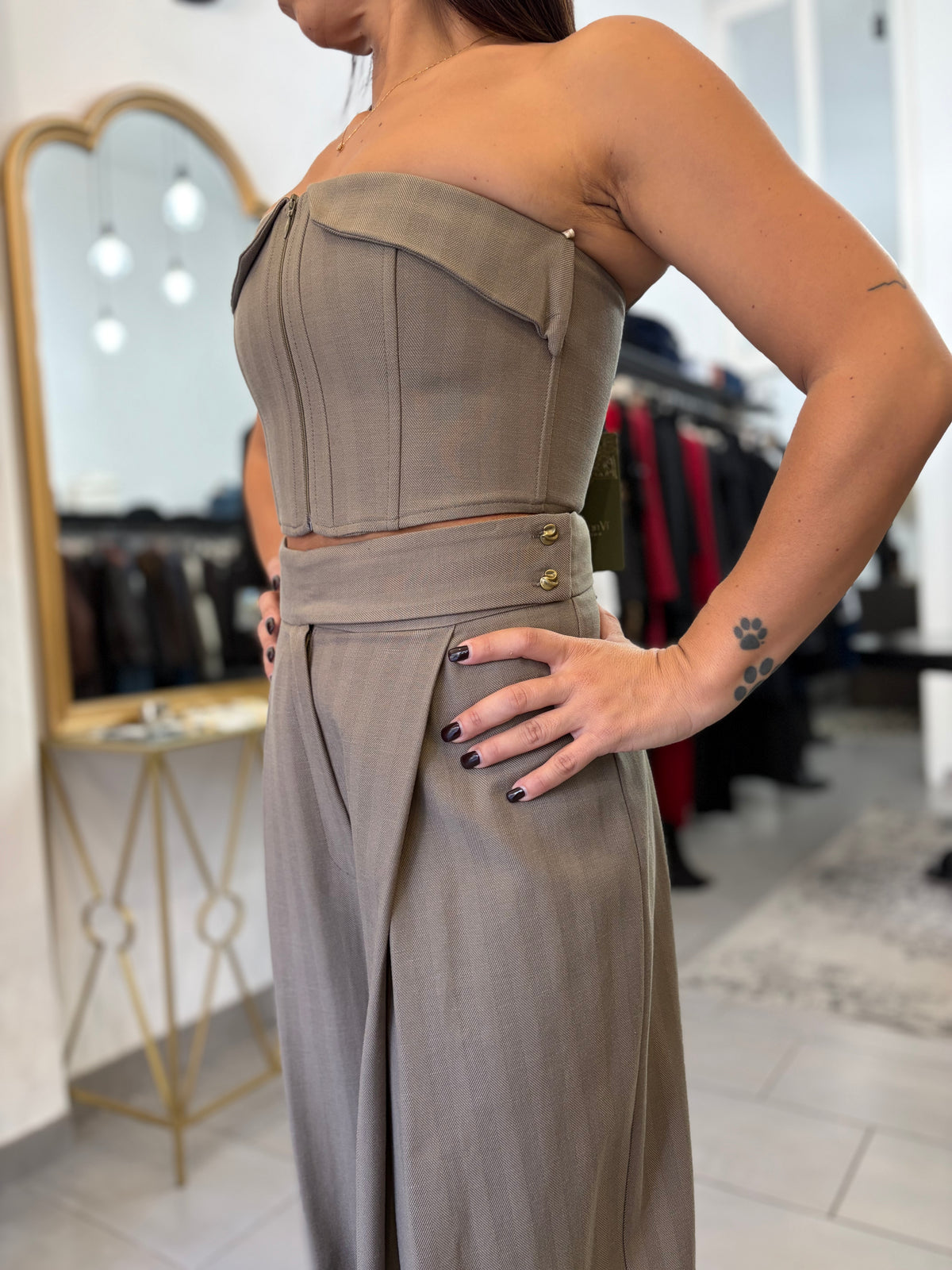 Top corsetto con zip frontale e risvolto
