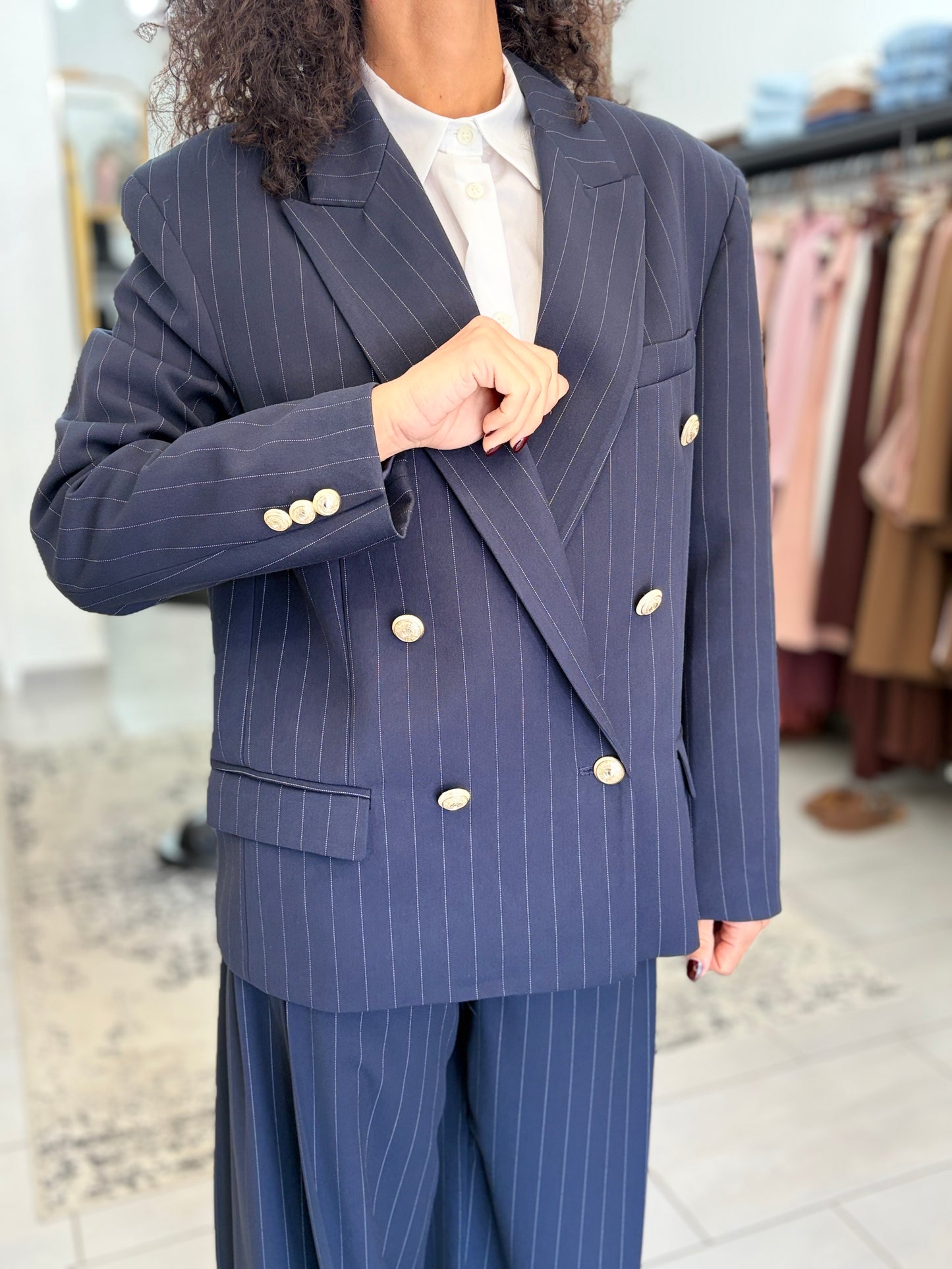 Blazer blu con righe sottili bianche e bottoni dorati in contrasto