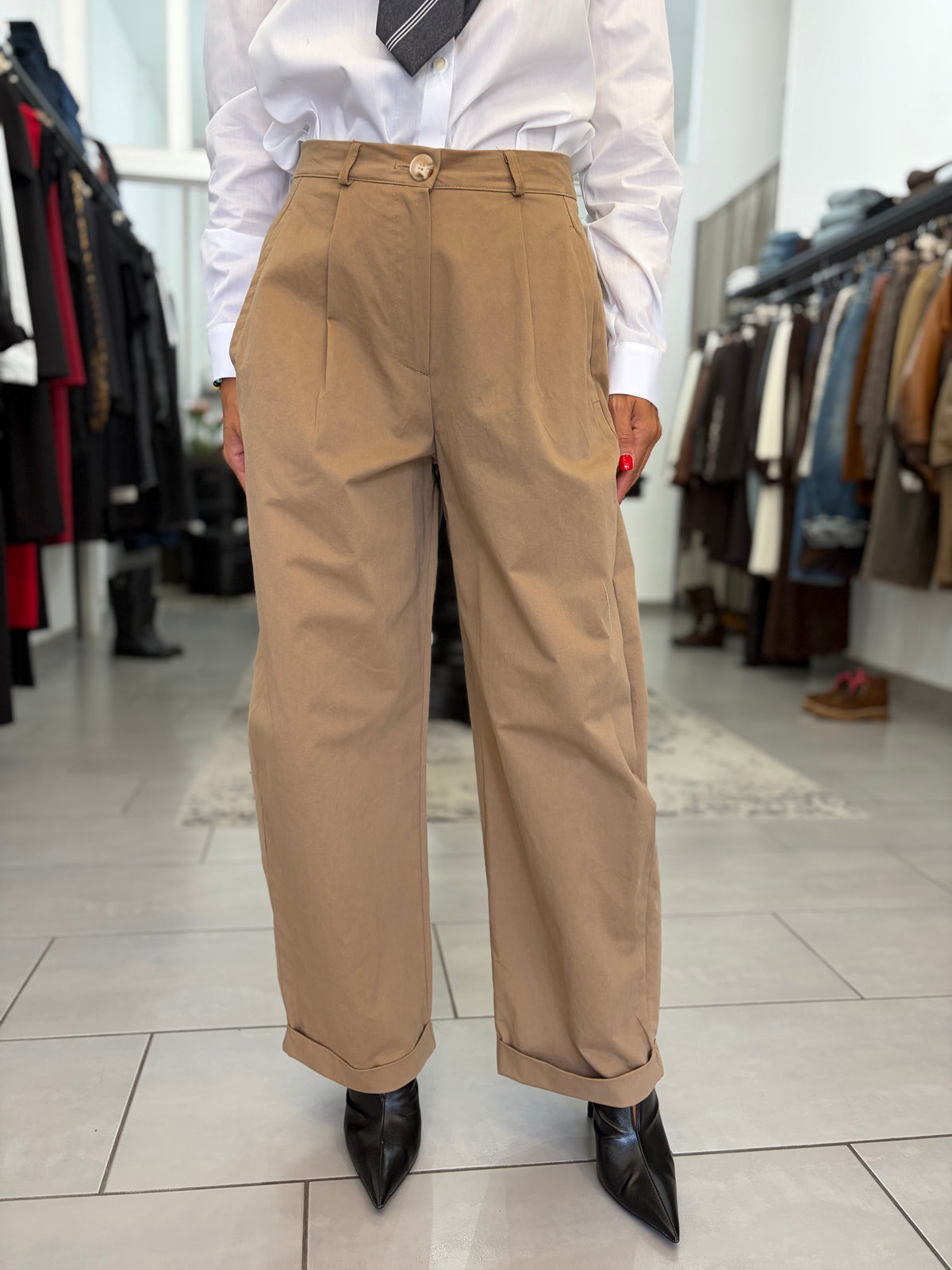 Pantalone beige con pences