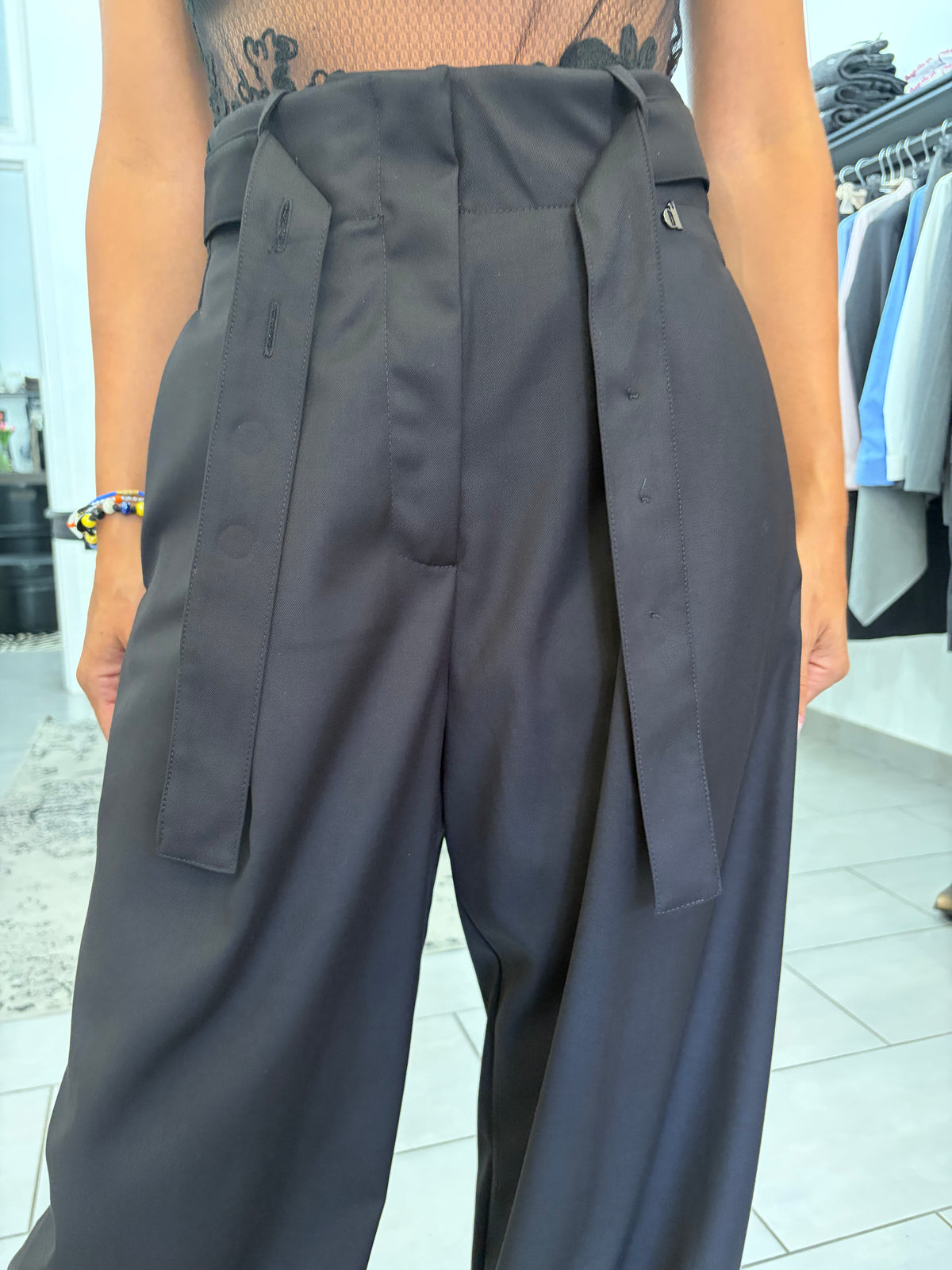 Pantalone nero gamba larga, vita sovrapposta e cintura coordinata Dixie