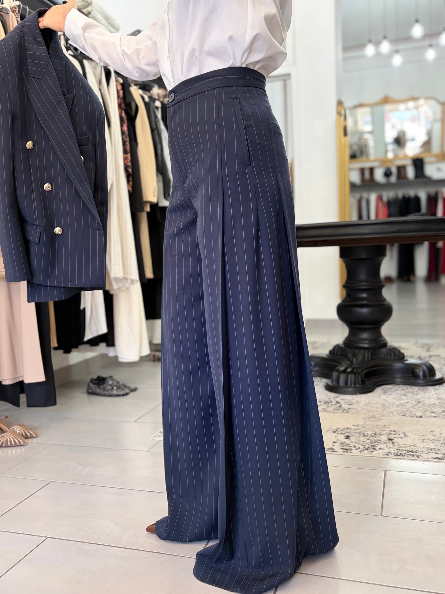 Pantalone blu con righe sottili bianche