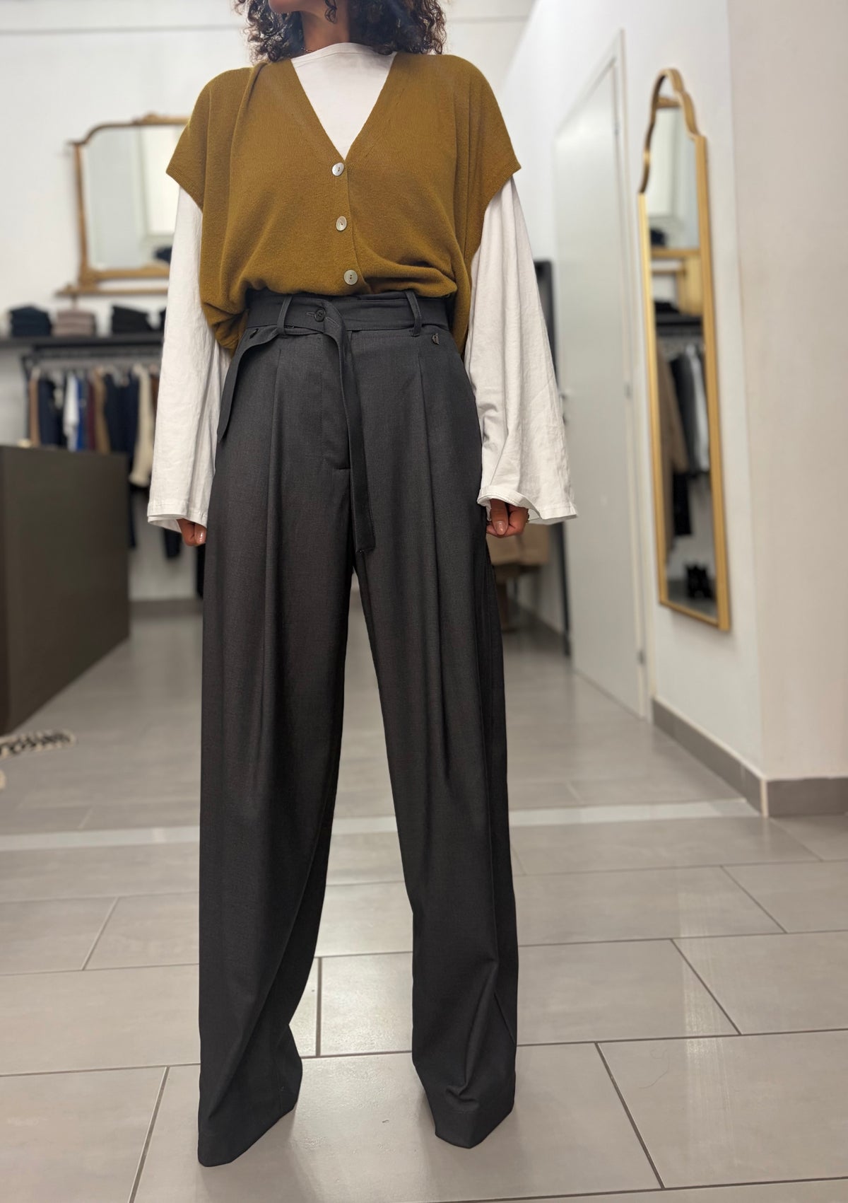 Pantalone grigio gamba larga, vita sovrapposta e cintura coordinata Dixie