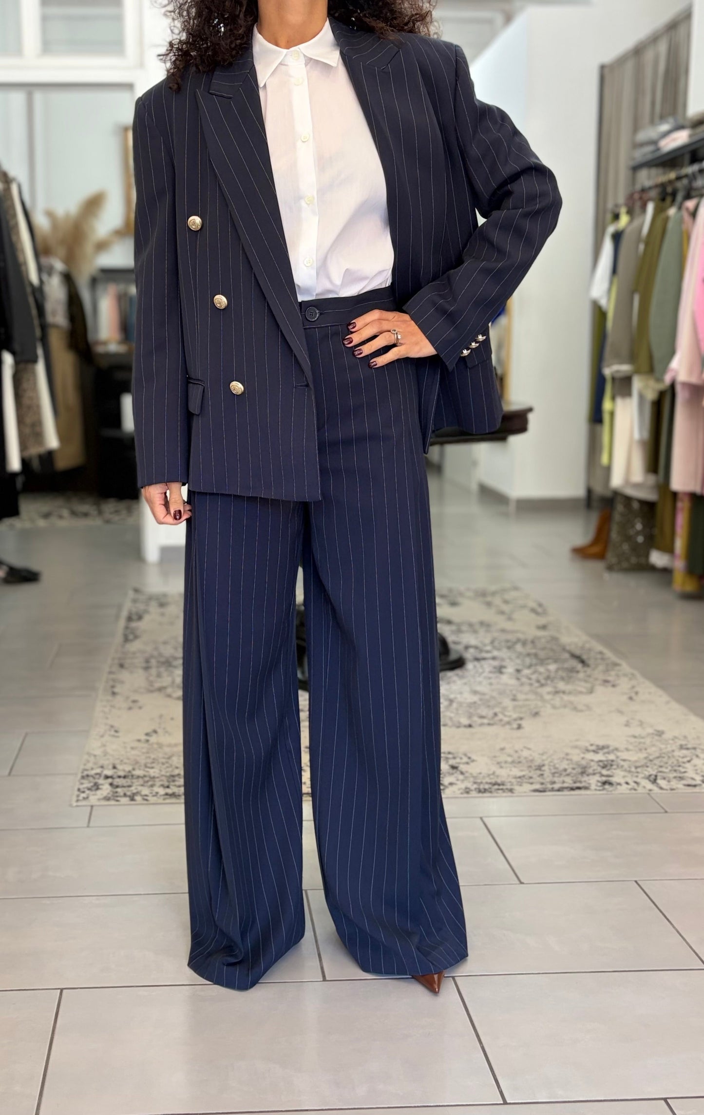 Blazer blu con righe sottili bianche e bottoni dorati in contrasto