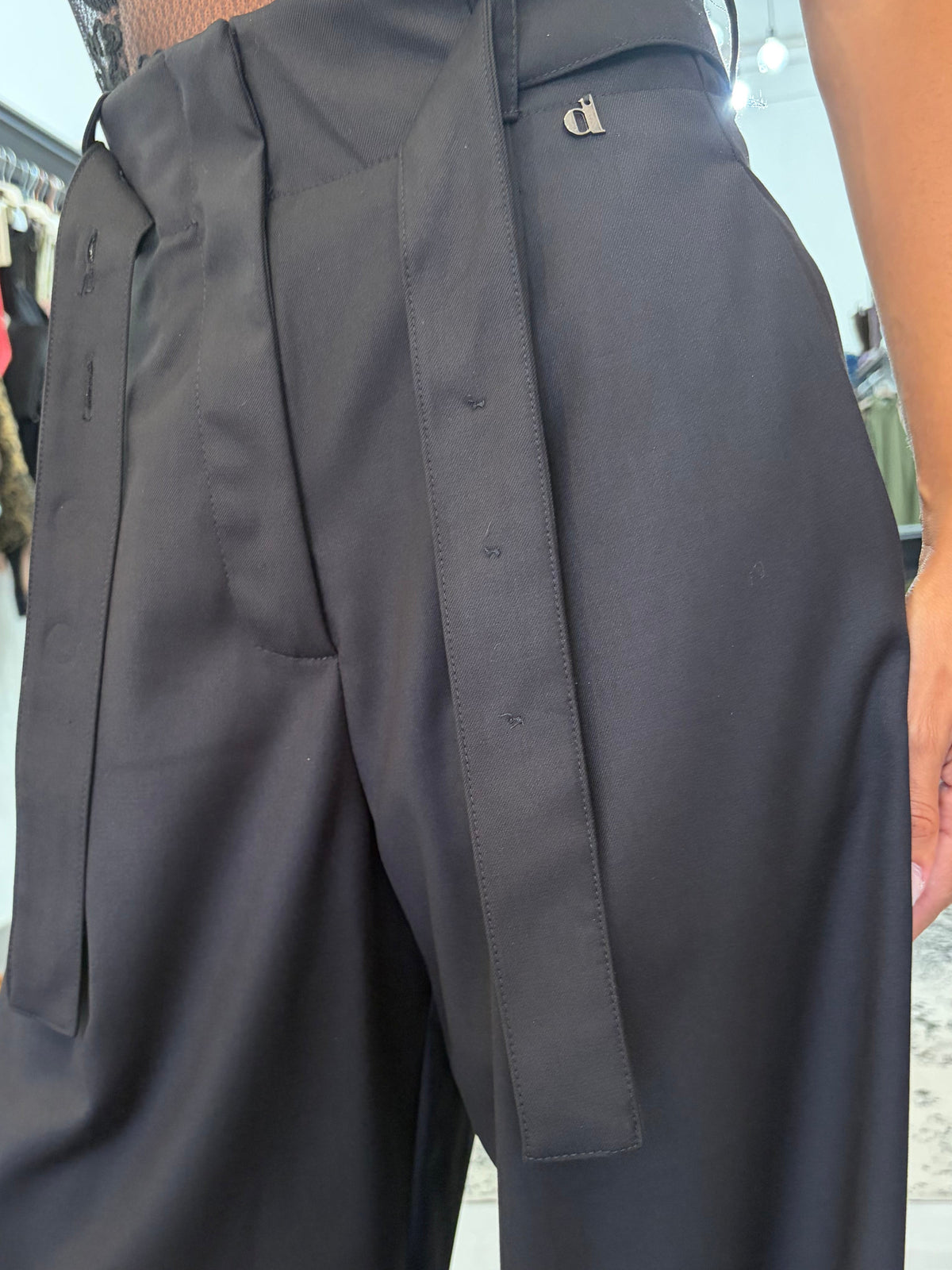 Pantalone nero gamba larga, vita sovrapposta e cintura coordinata Dixie