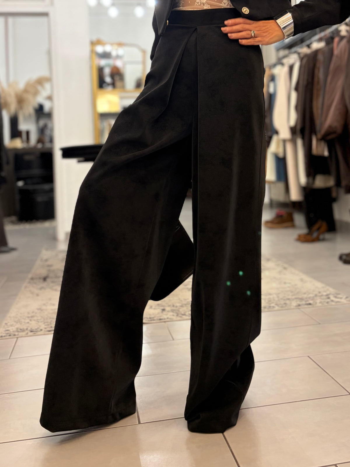 Pantalone gamba larga con dettaglio in vita