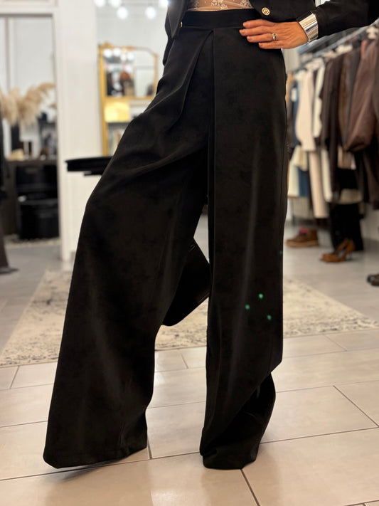 Pantalone gamba larga con dettaglio in vita