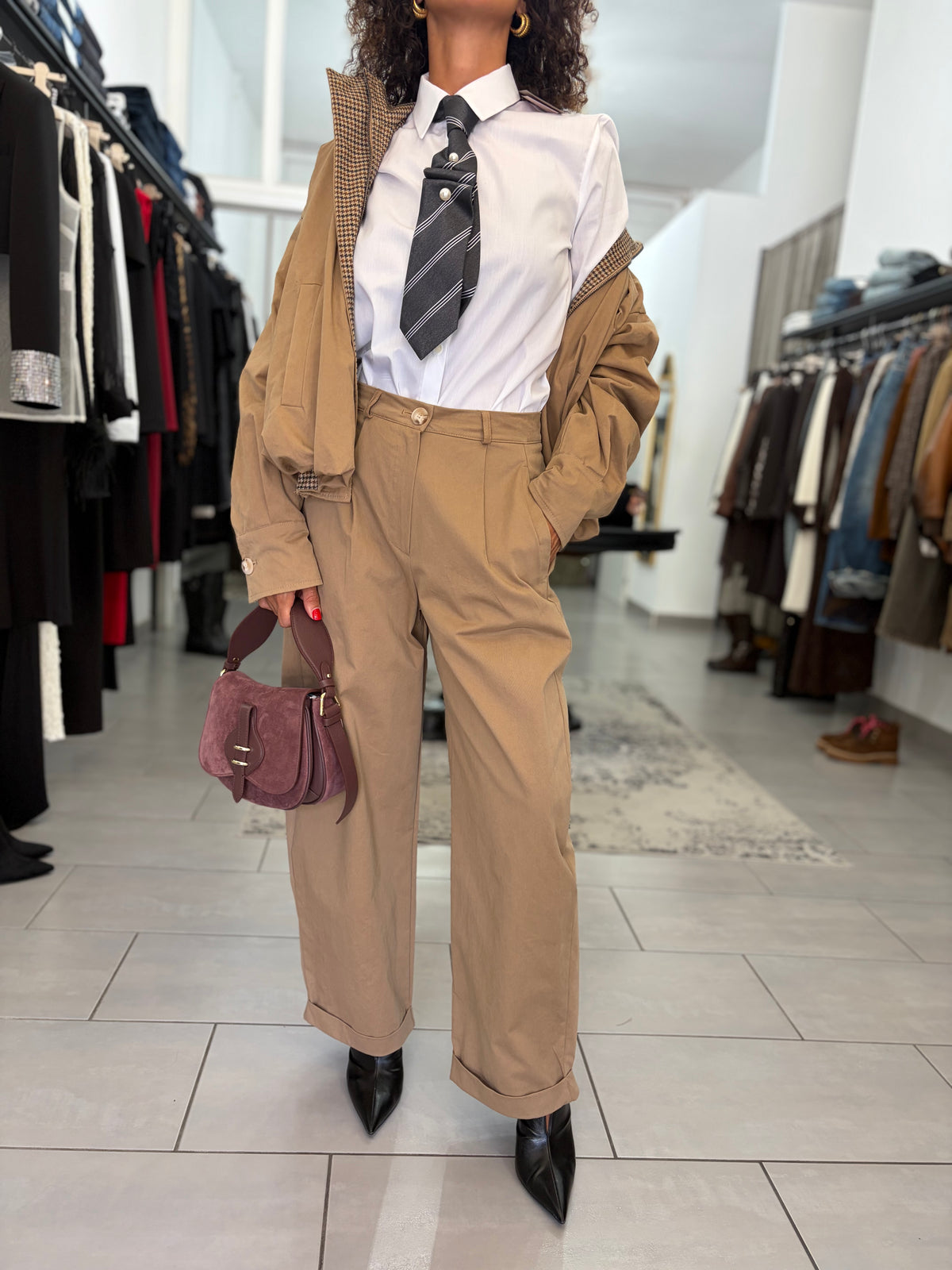Pantalone beige con pences