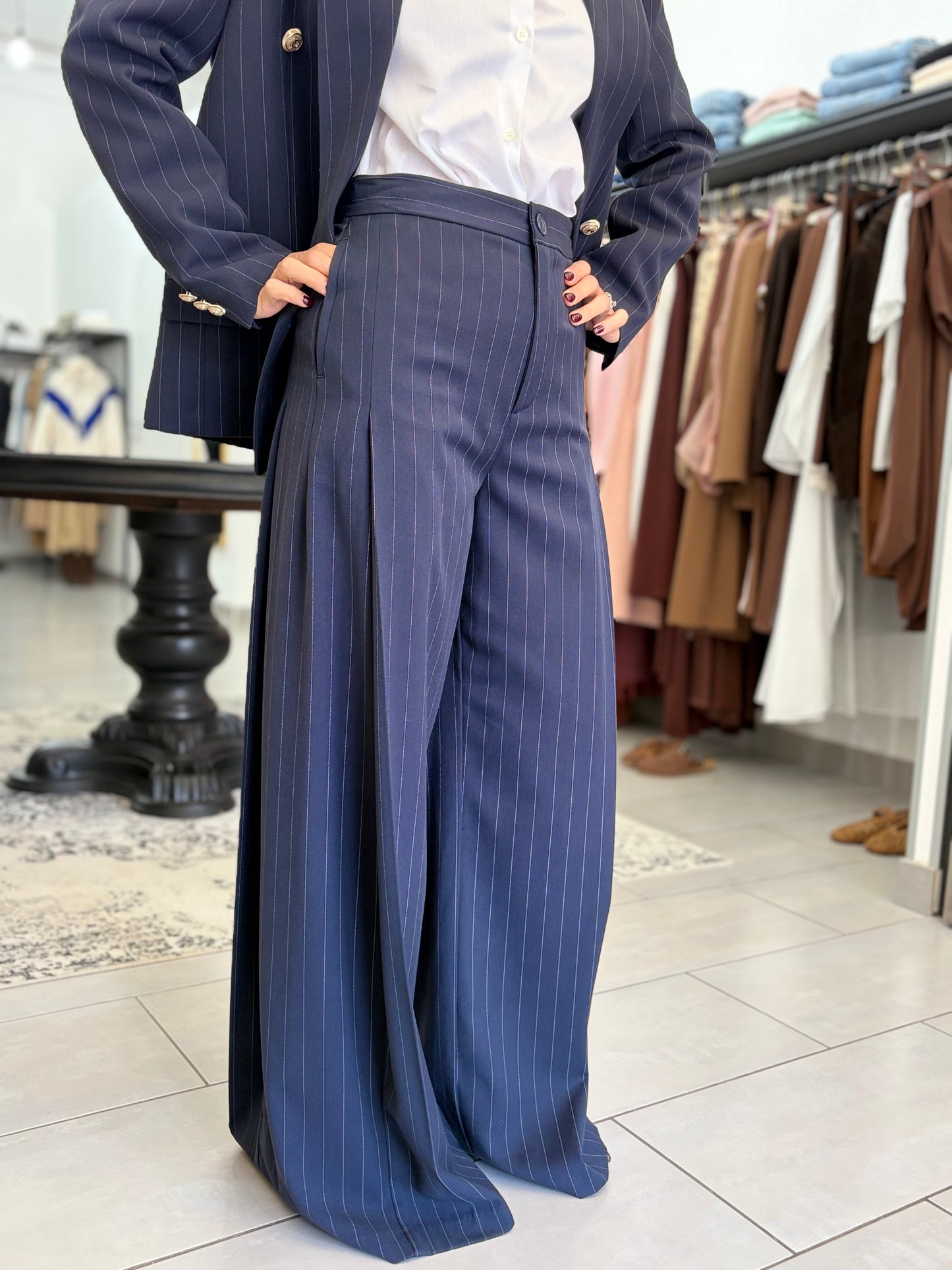 Pantalone blu con righe sottili bianche