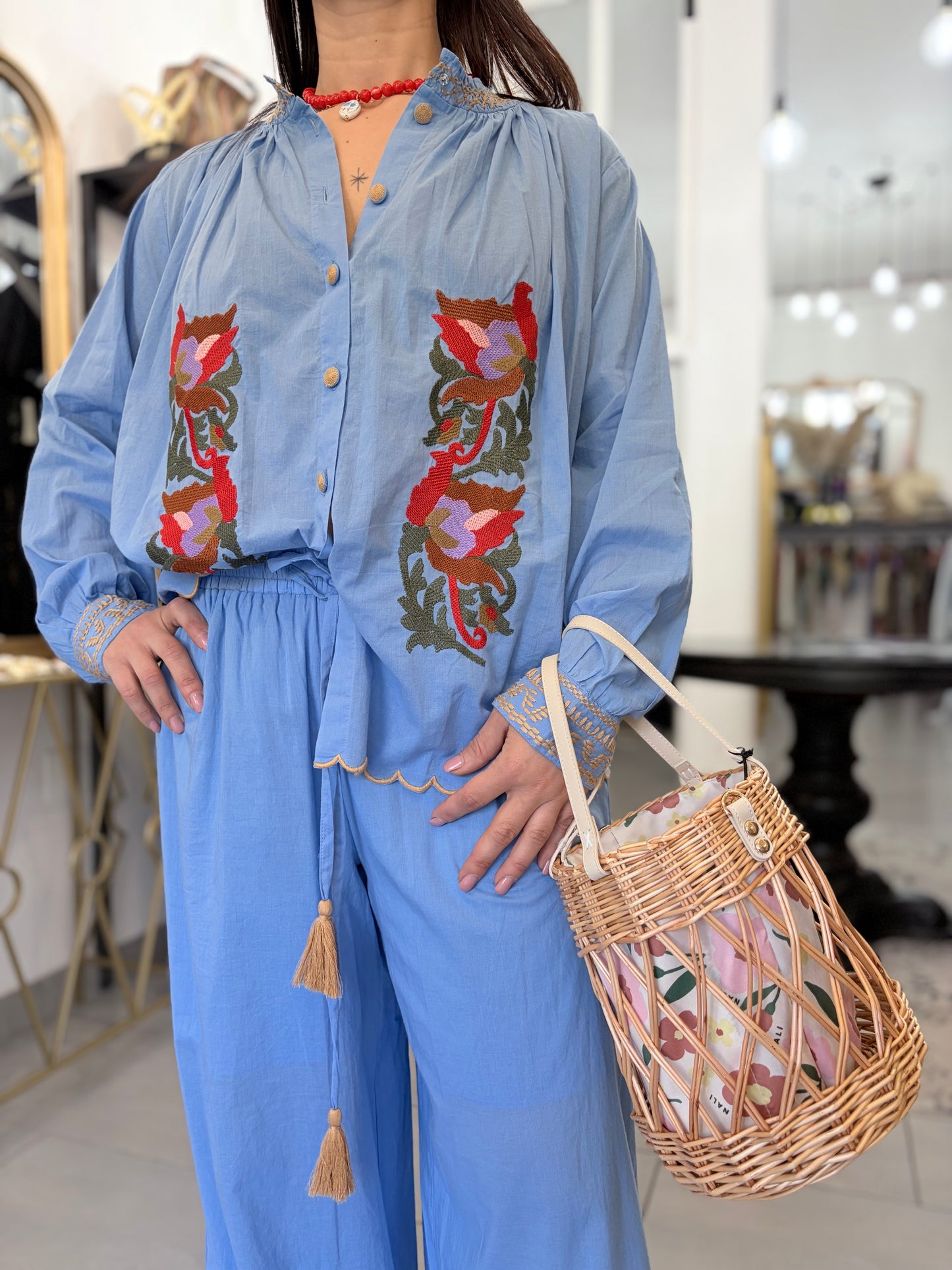 Camicia ampia ricamo floreale bottoni e bordo smerlato