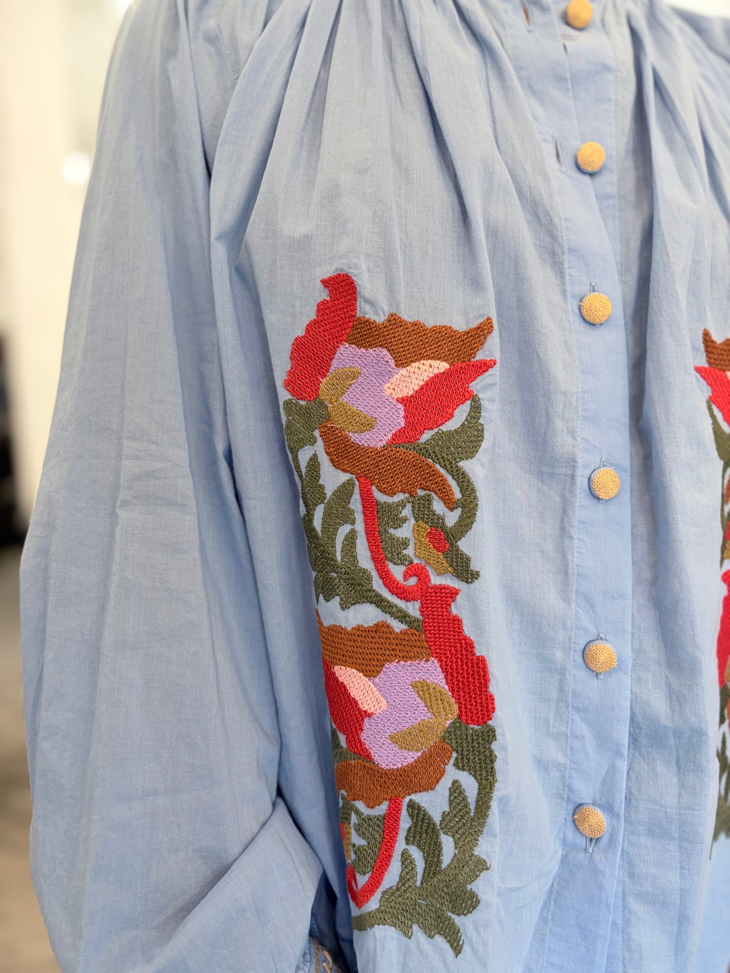 Camicia ampia ricamo floreale bottoni e bordo smerlato
