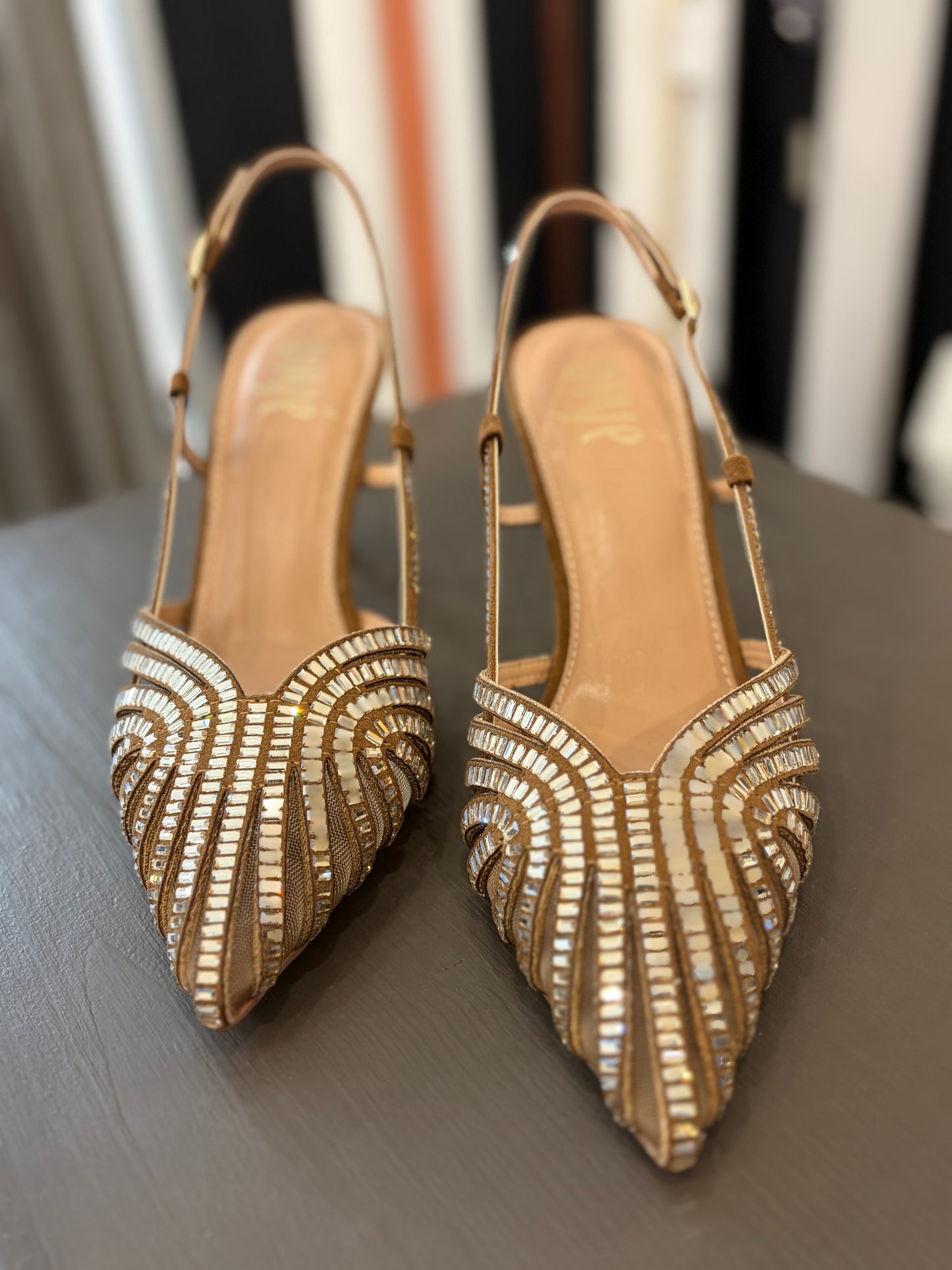 Slingback con tacco a stiletto Ovyé dettagli gioiello sulla punta.