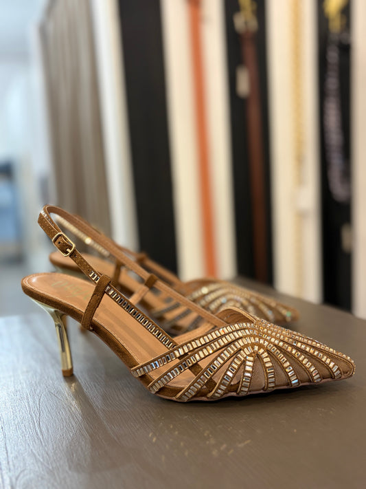 Slingback con tacco a stiletto Ovyé dettagli gioiello sulla punta.