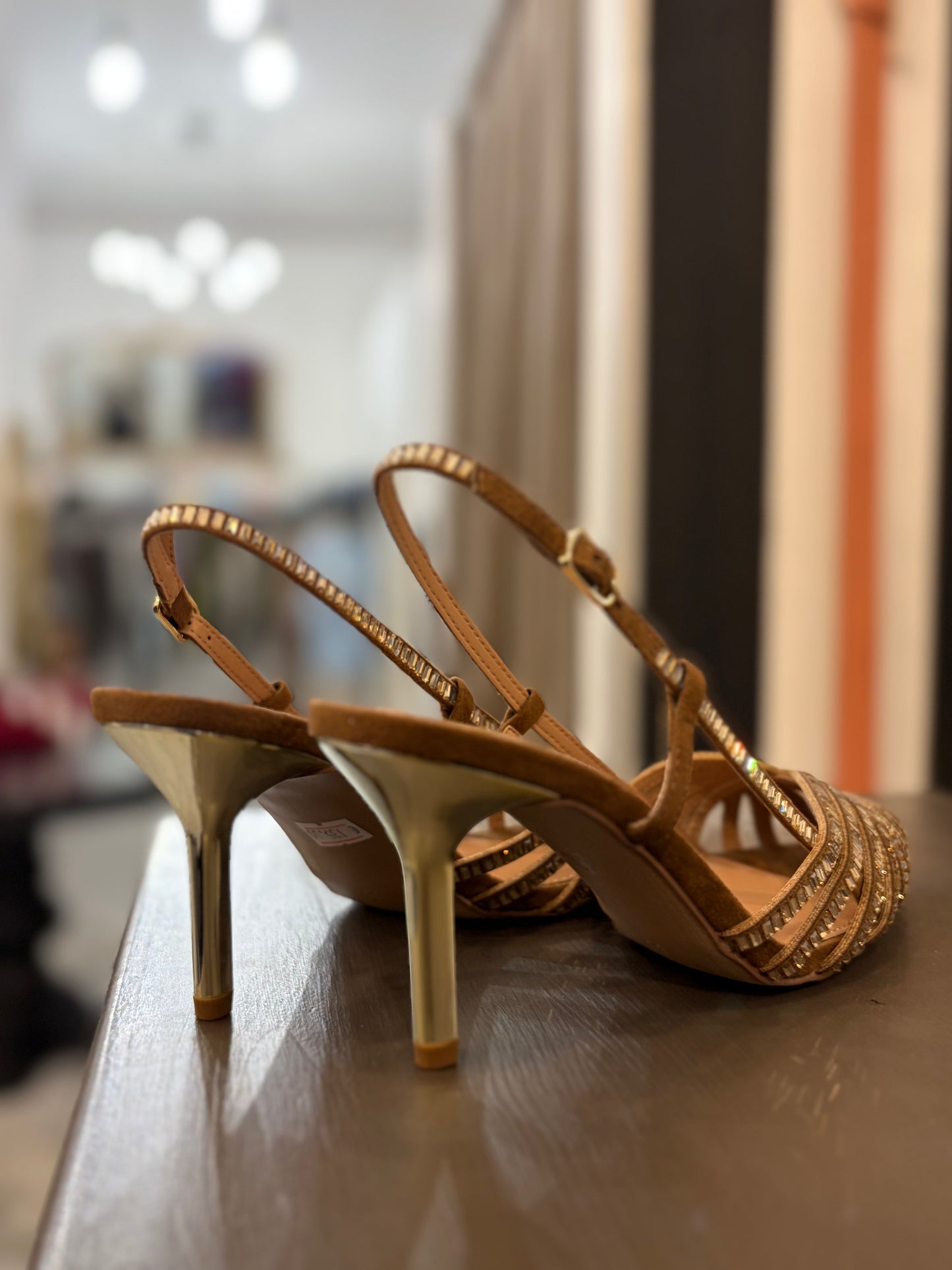 Slingback con tacco a stiletto Ovyé dettagli gioiello sulla punta.