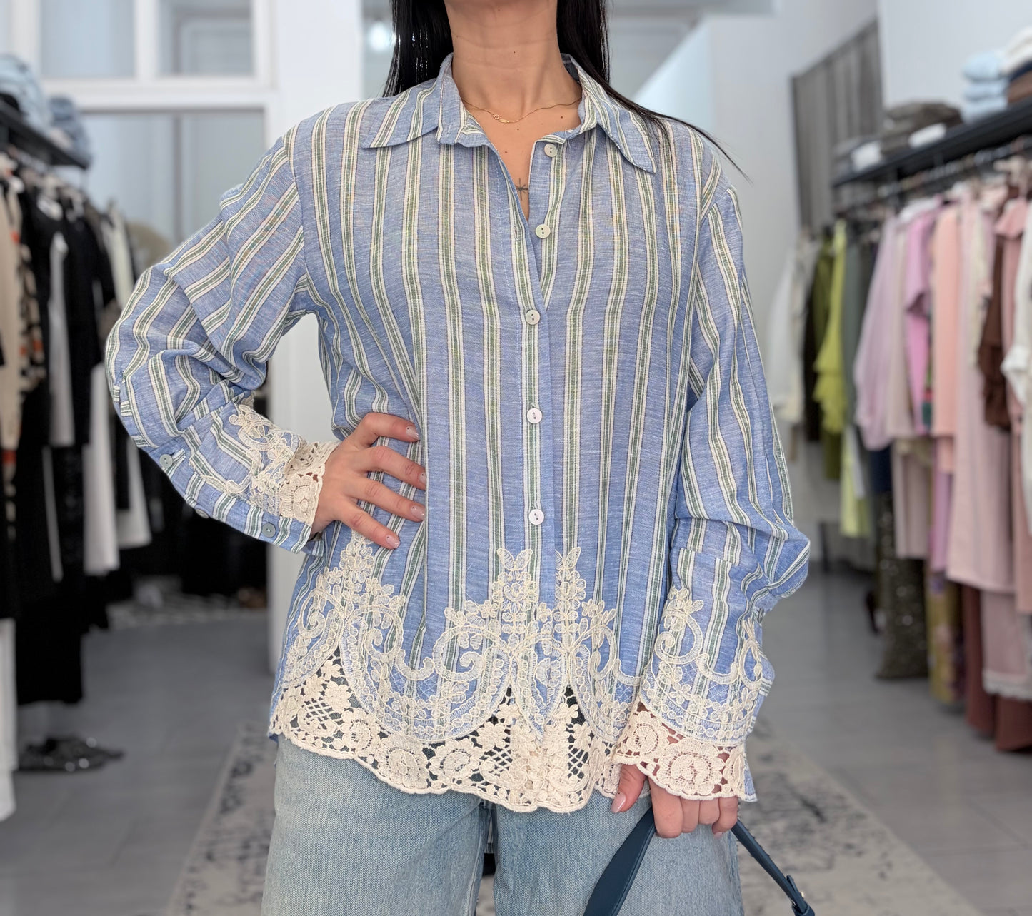 Camicia a righe con ricamo in pizzo