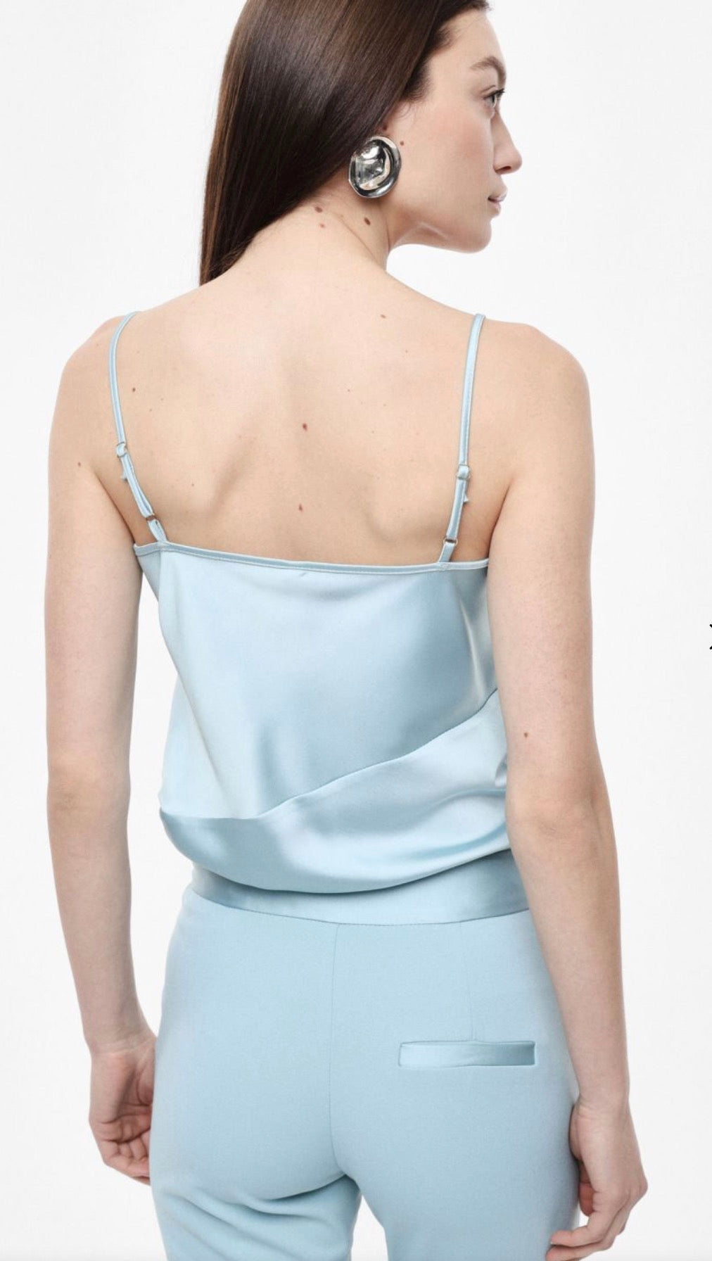 TOP CON SCOLLO A CASCATA E SPALLINE SOTTILI