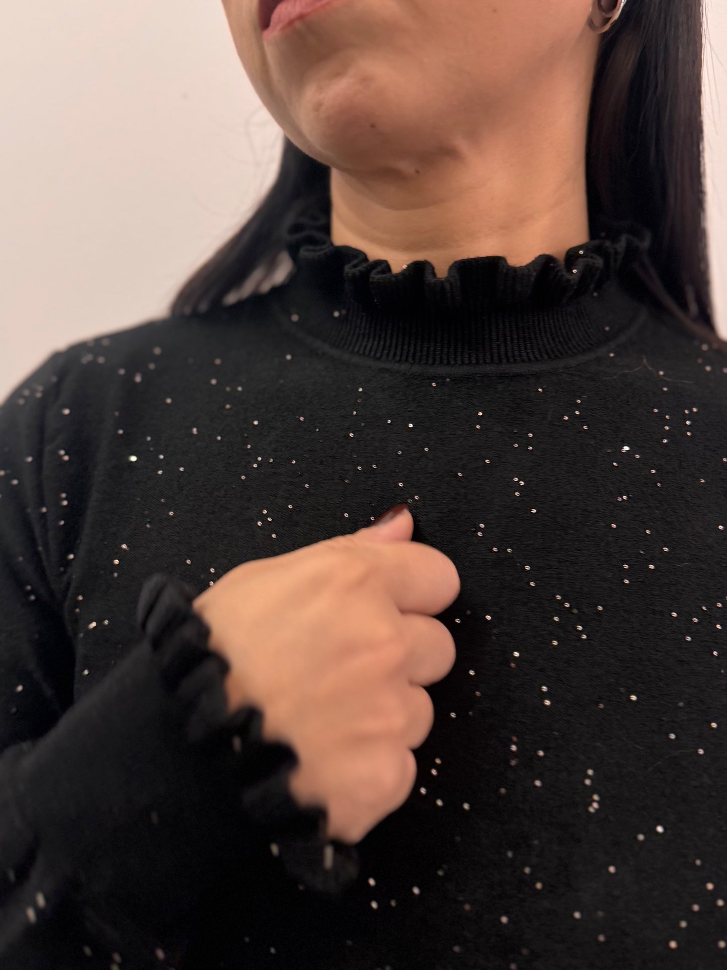 Maglione girocollo dettagli volant e punti luce