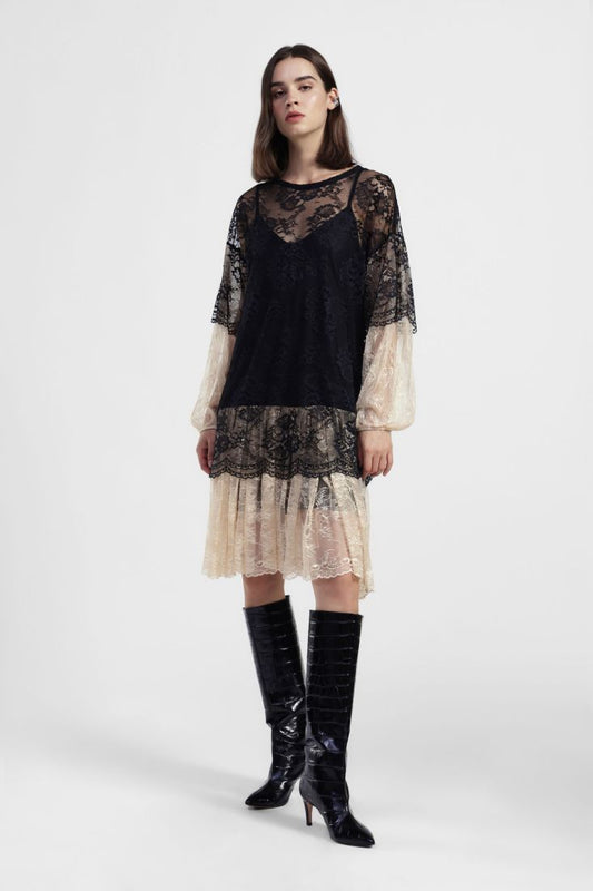 Abito midi in pizzo con maniche lunghe a contrasto