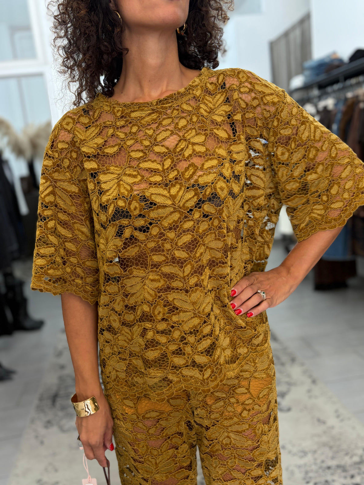 Maglia over in pizzo colore giallo senape