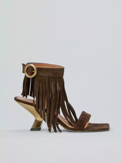 Sandali Ovyé modello con frange color cuoio.
