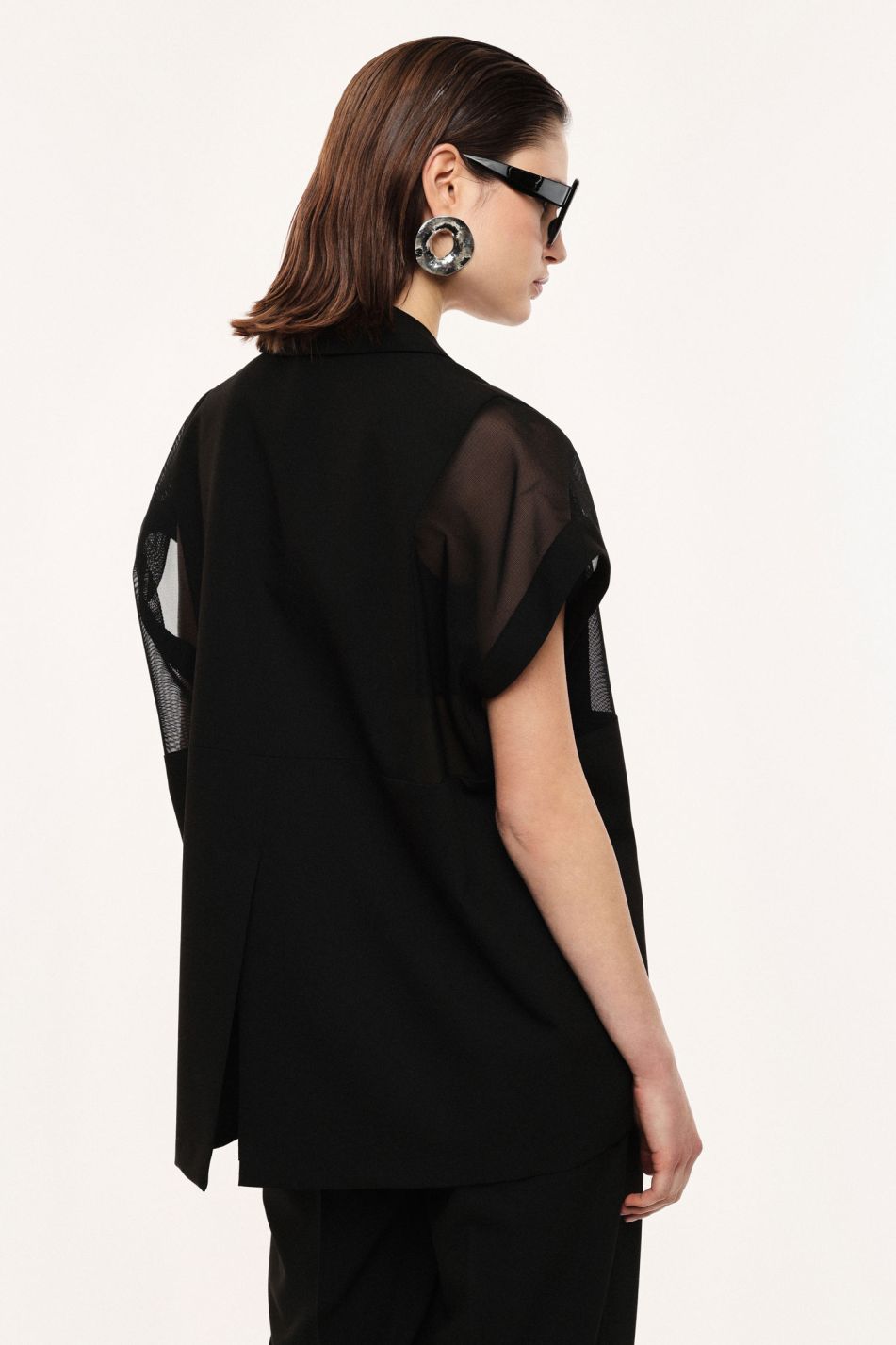 GILET AMPIO CON SPALLE IN RETE E CHIUSURA A BOTTONI