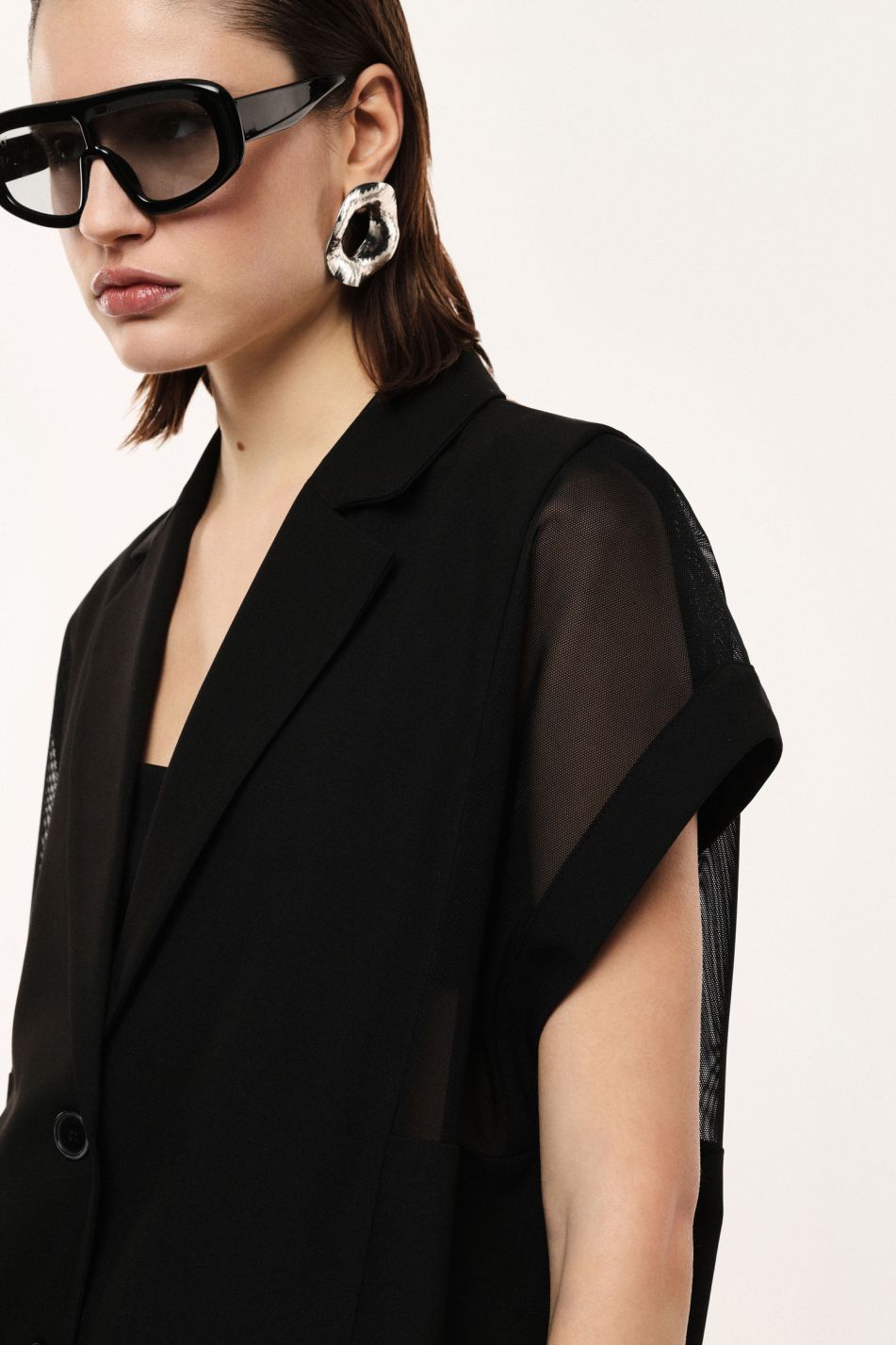GILET AMPIO CON SPALLE IN RETE E CHIUSURA A BOTTONI