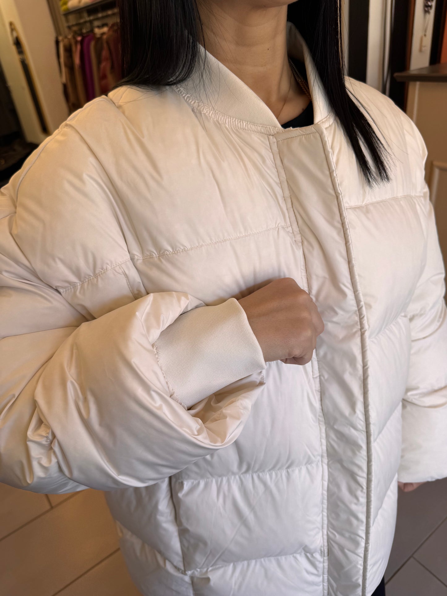 Piumino bianco over vicolo