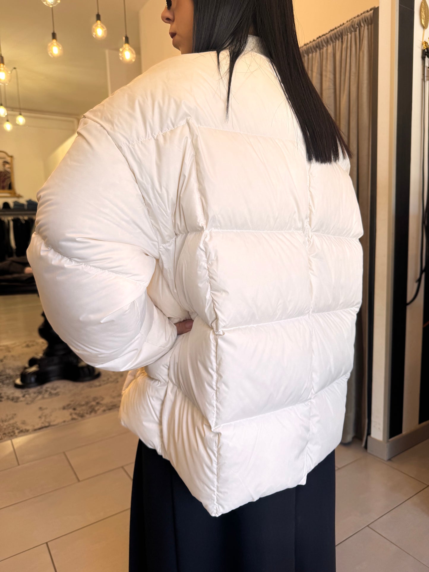 Piumino bianco over vicolo