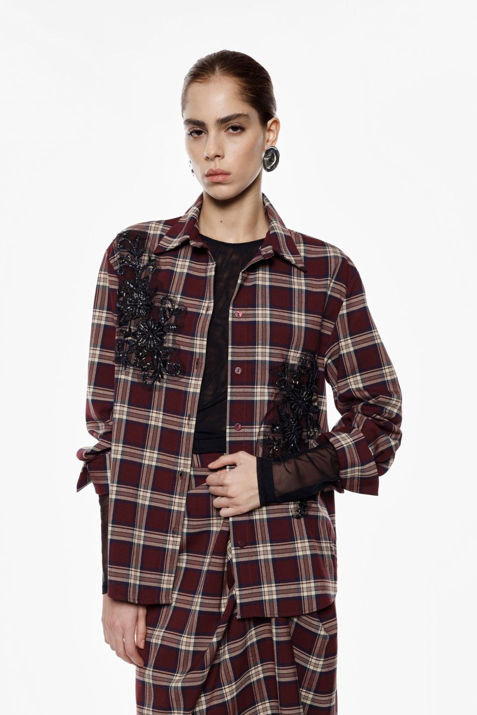 CAMICIA A QUADRI CON RICAMI FLOREALI APPLICATI