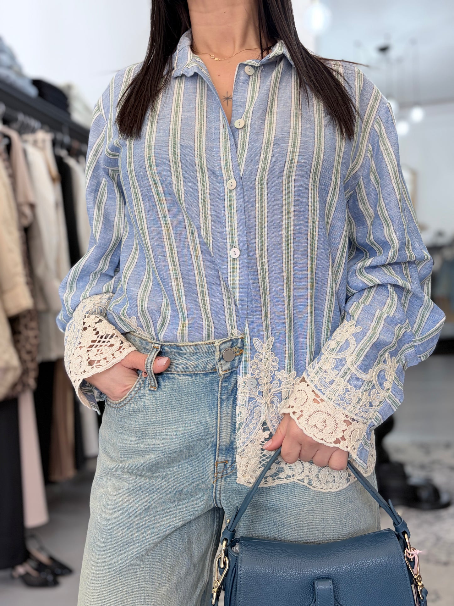 Camicia a righe con ricamo in pizzo