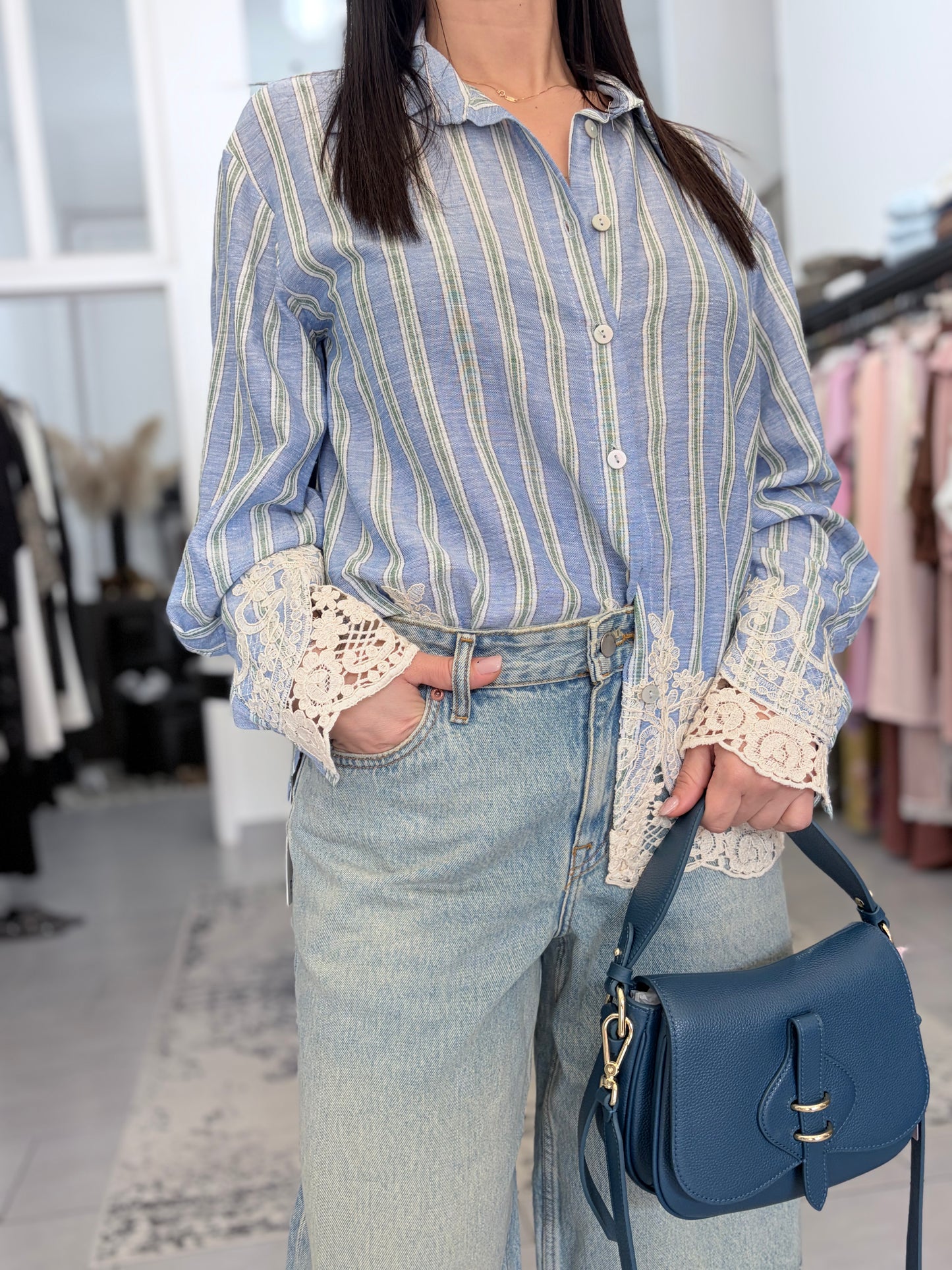 Camicia a righe con ricamo in pizzo