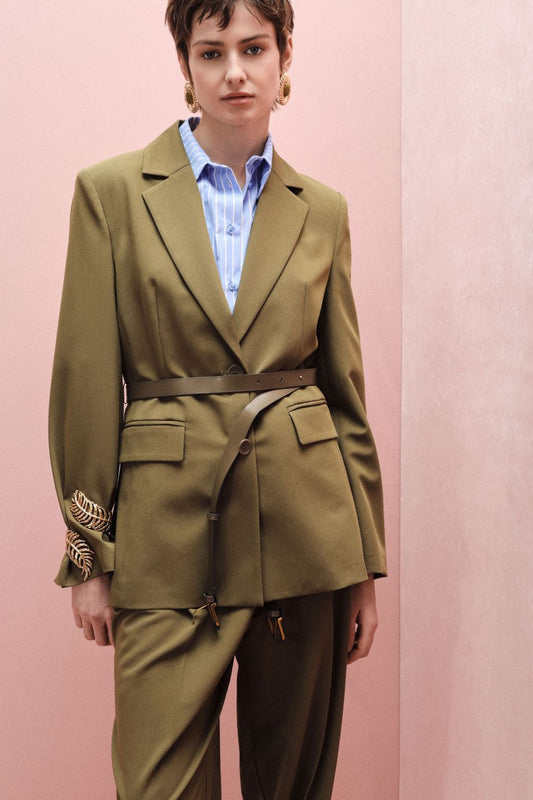 BLAZER CON CINTURA E ABBOTTONATURA MONOPETTO