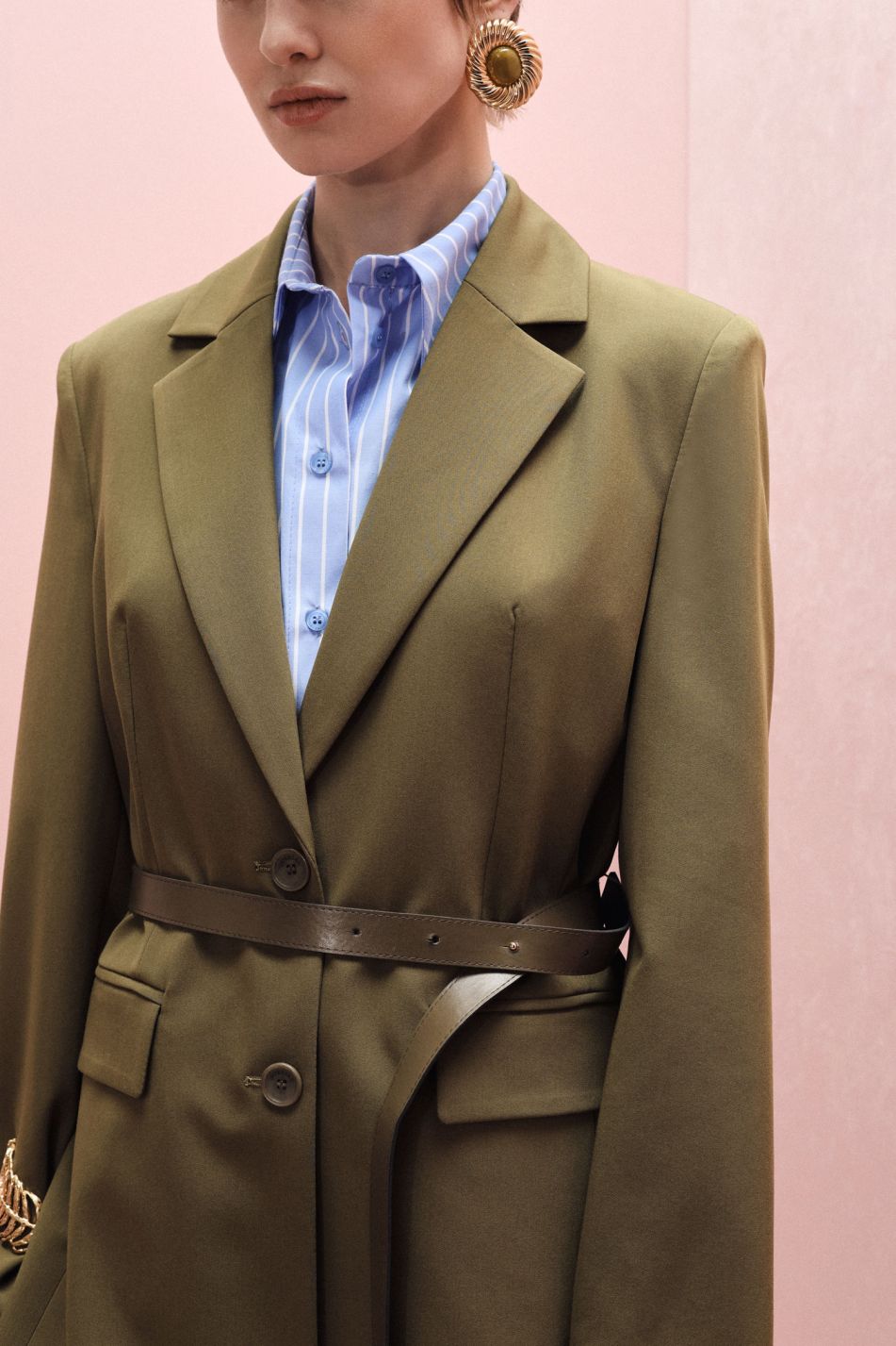 BLAZER CON CINTURA E ABBOTTONATURA MONOPETTO