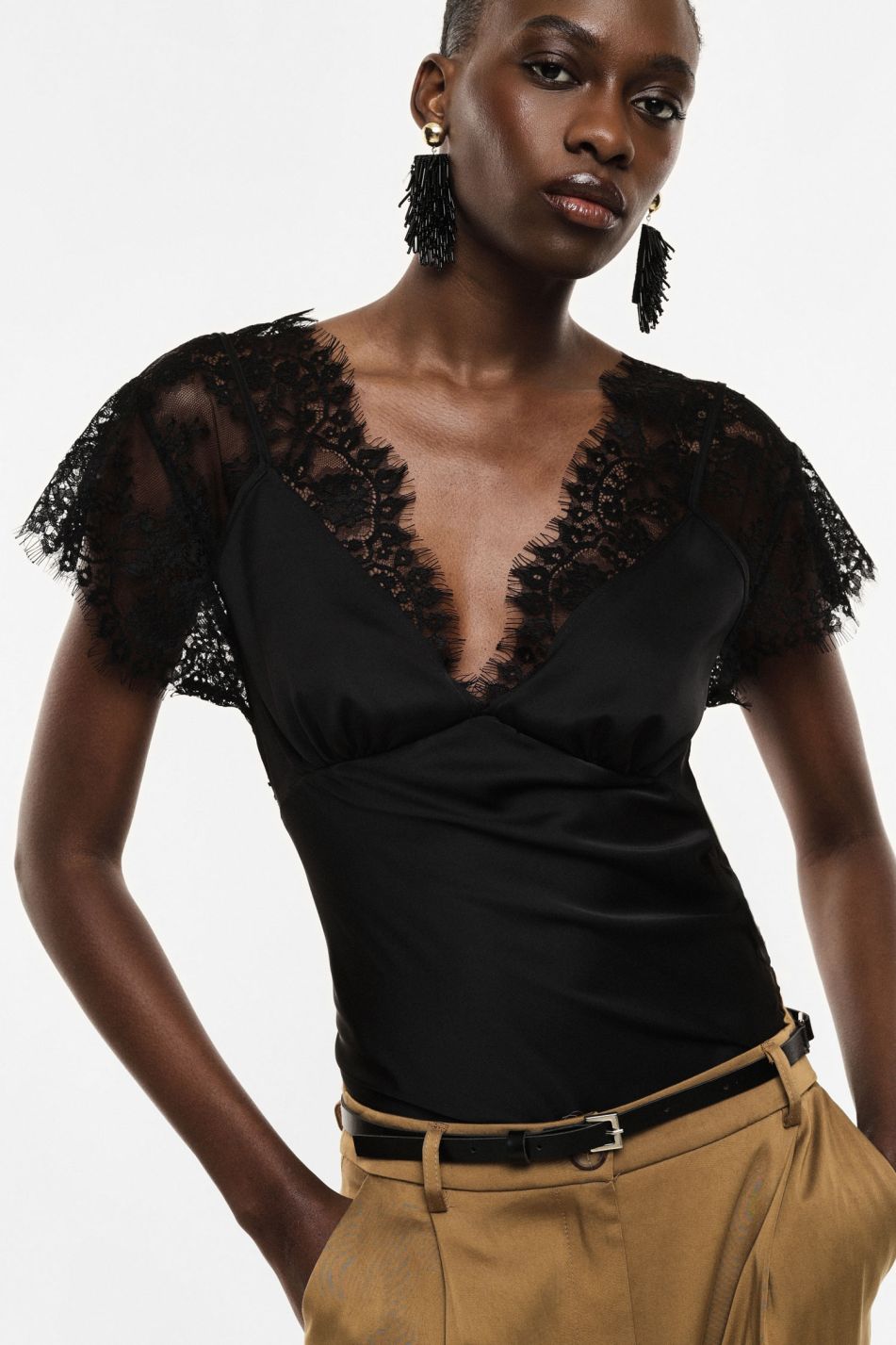 TOP CON MANICHE IN PIZZO E SCOLLO A V