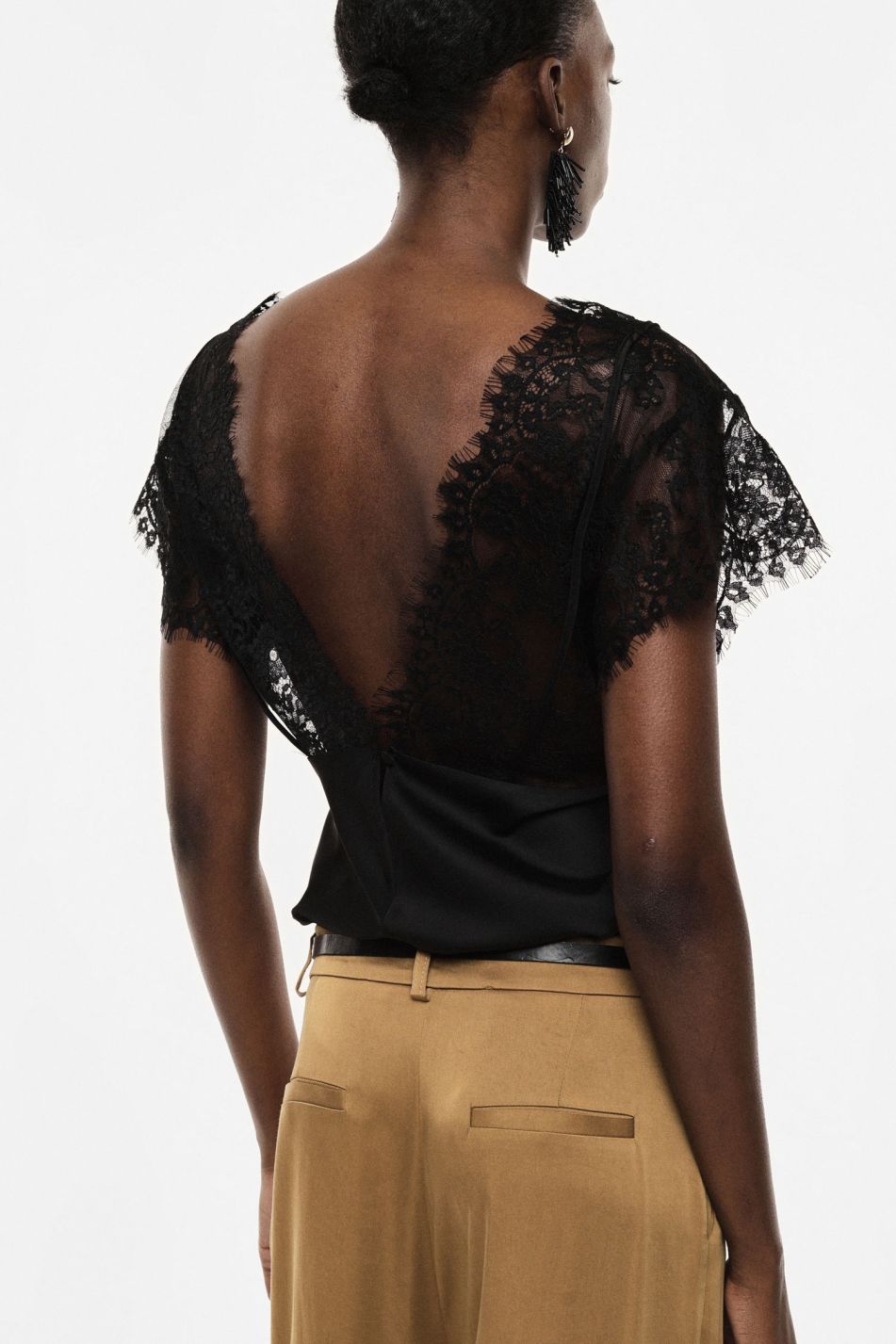 TOP CON MANICHE IN PIZZO E SCOLLO A V