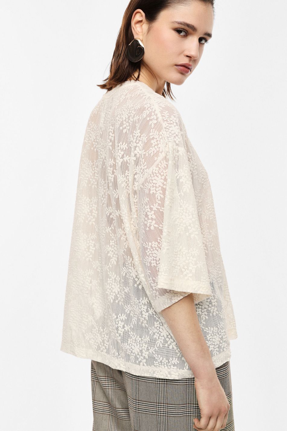 TOP IN PIZZO FLOREALE CON MANICHE A 3/4