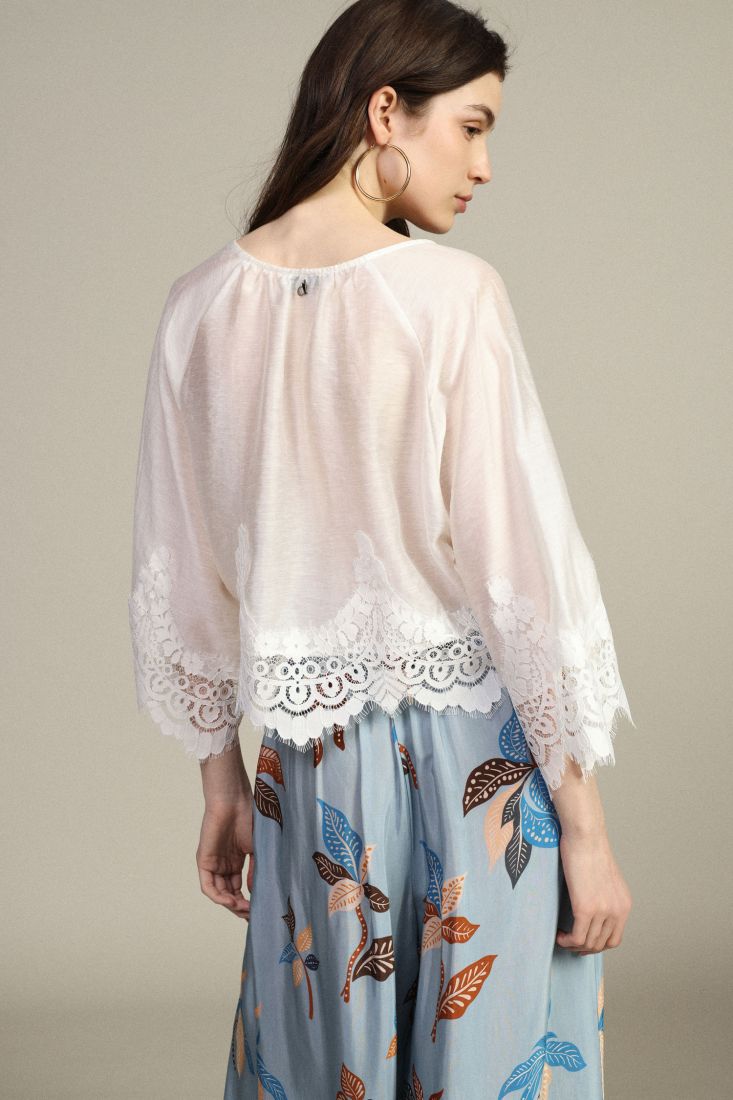 Blusa corta con maniche ampie e pizzo