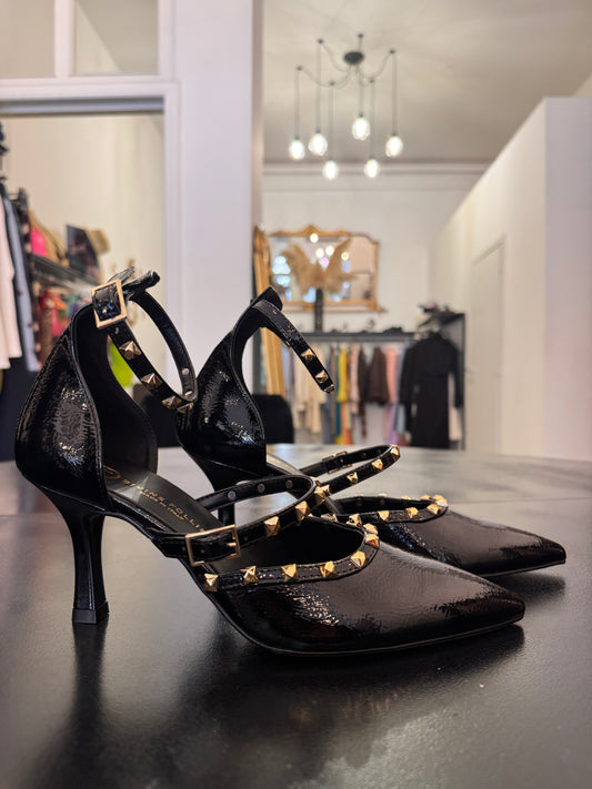 Décolleté vernice nera con borchie
